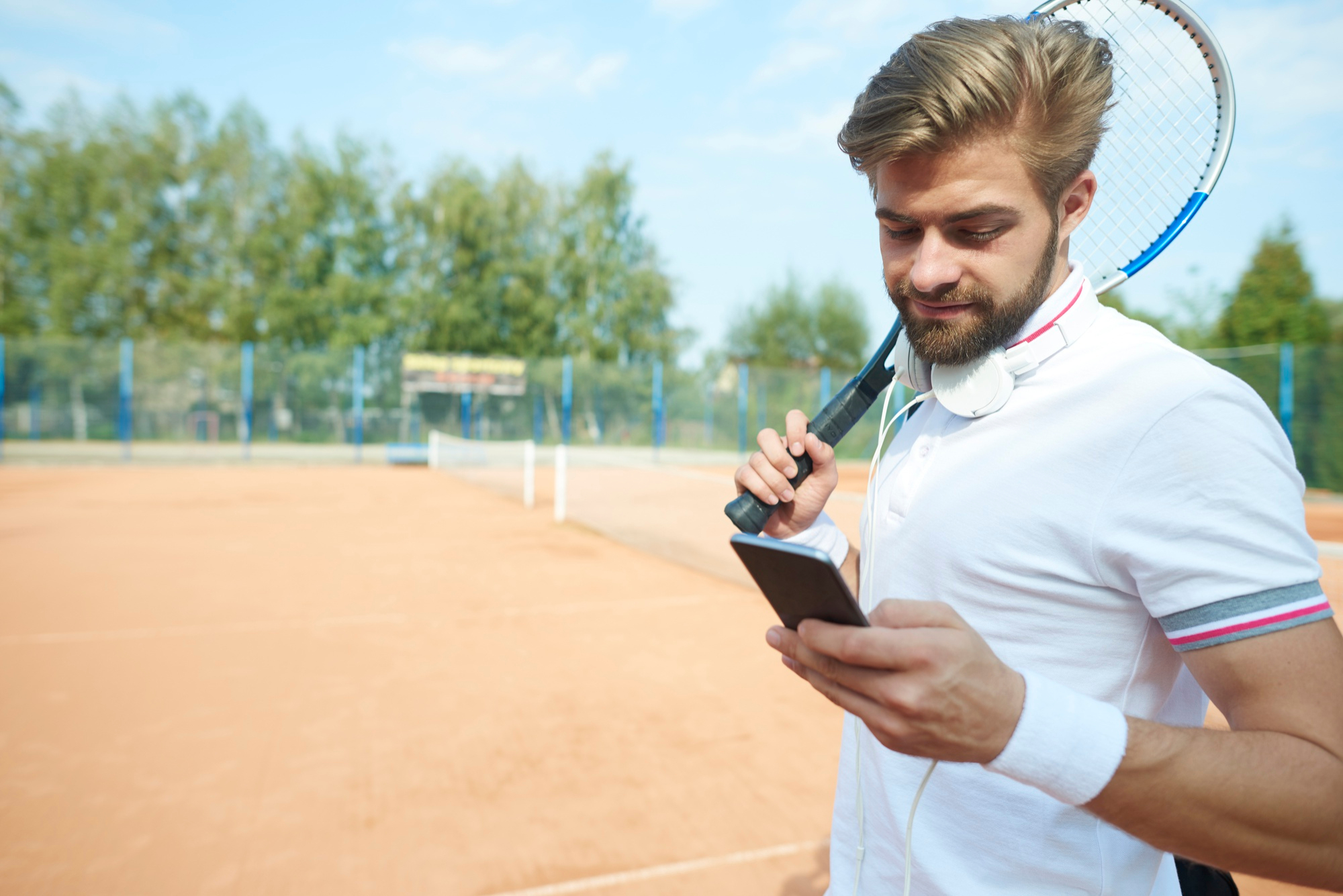 the tennis player is chatting by the phone